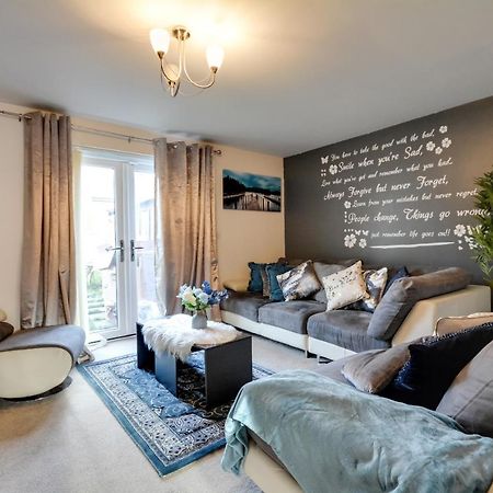 Three Bedroom House In Runcorn By The Lake With Parking By Neofinixdotcom Exteriér fotografie