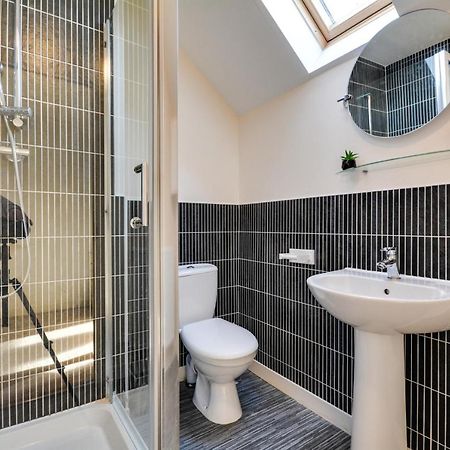 Three Bedroom House In Runcorn By The Lake With Parking By Neofinixdotcom Exteriér fotografie