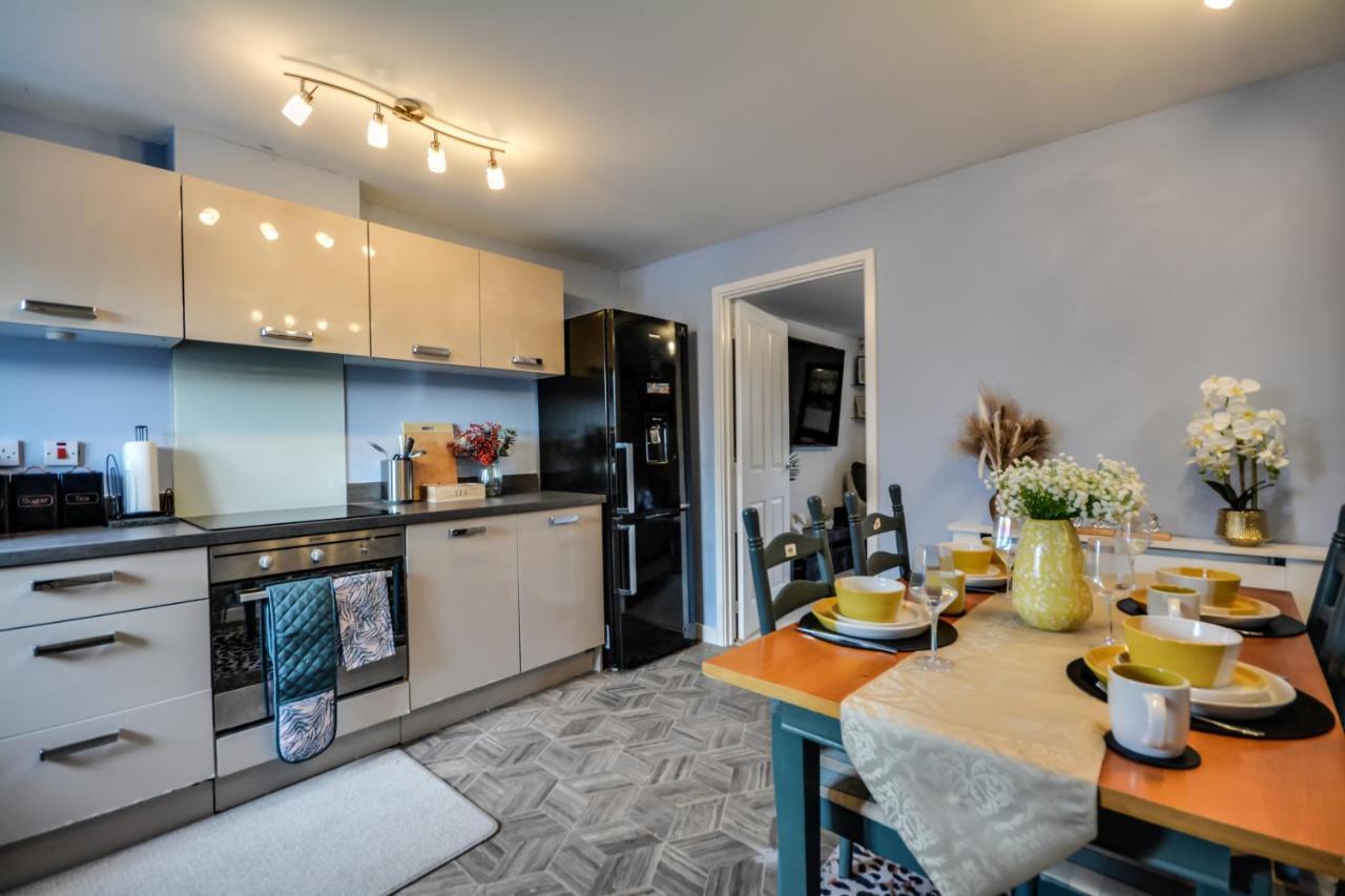 Three Bedroom House In Runcorn By The Lake With Parking By Neofinixdotcom Exteriér fotografie