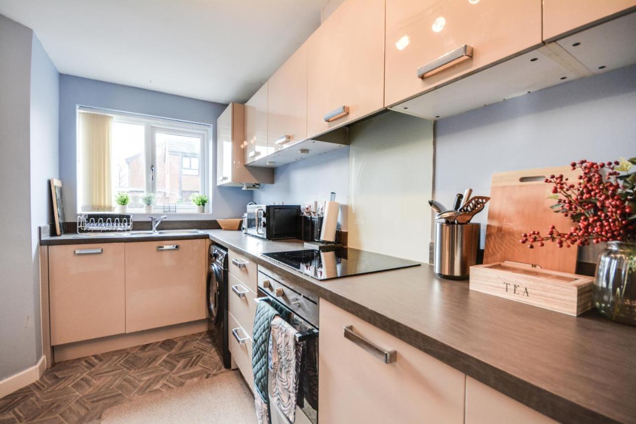 Three Bedroom House In Runcorn By The Lake With Parking By Neofinixdotcom Exteriér fotografie