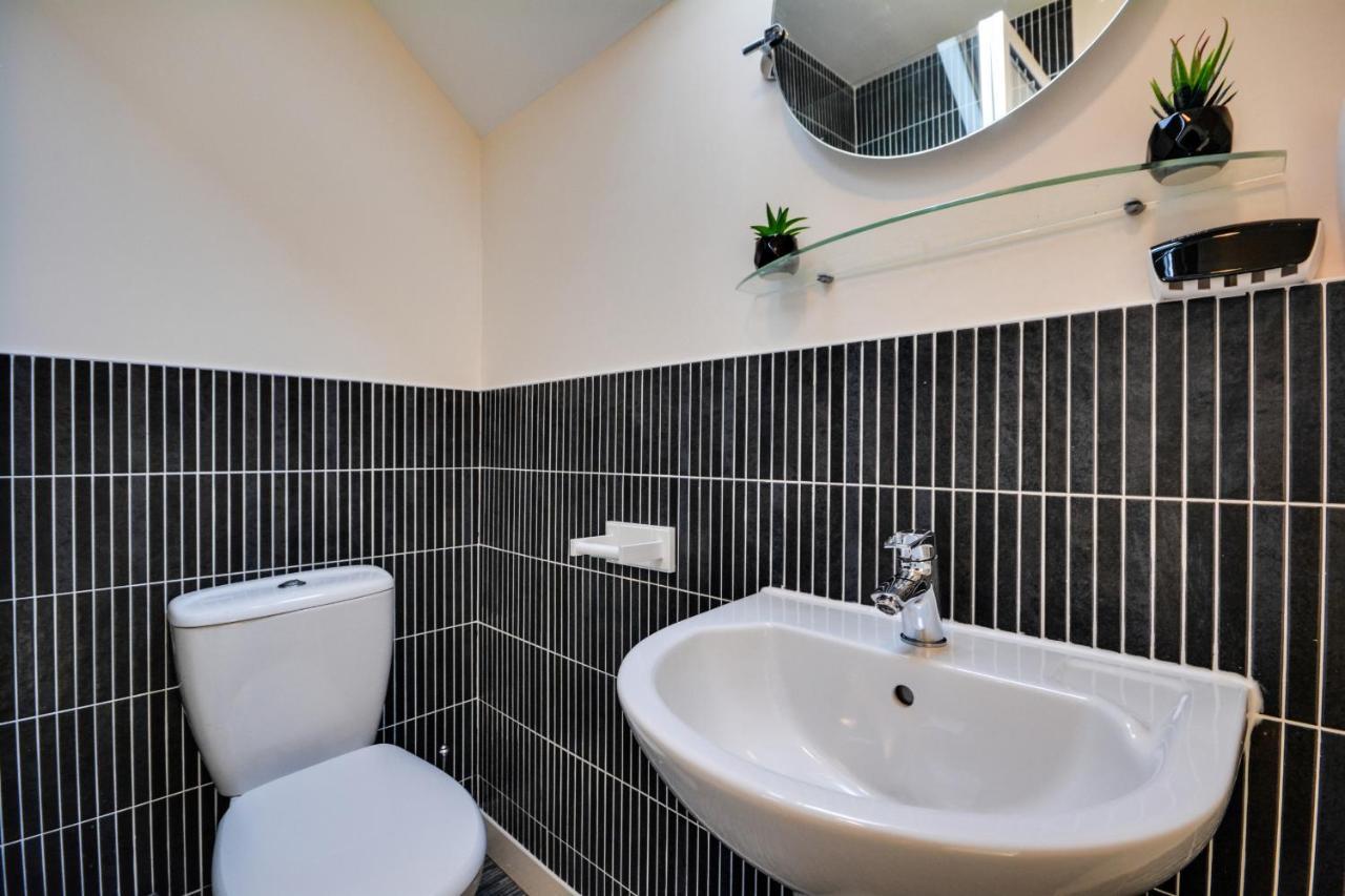 Three Bedroom House In Runcorn By The Lake With Parking By Neofinixdotcom Exteriér fotografie