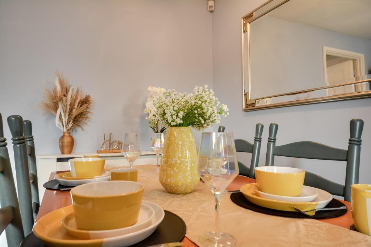 Three Bedroom House In Runcorn By The Lake With Parking By Neofinixdotcom Exteriér fotografie