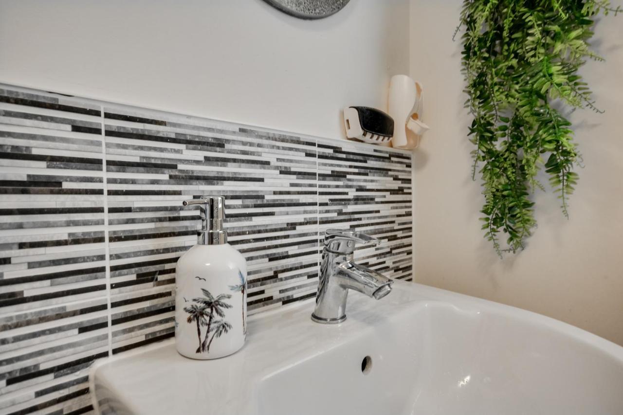 Three Bedroom House In Runcorn By The Lake With Parking By Neofinixdotcom Exteriér fotografie