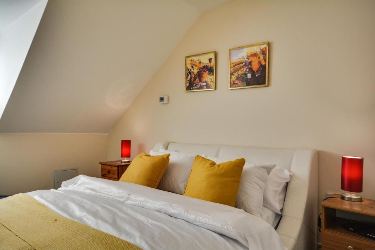 Three Bedroom House In Runcorn By The Lake With Parking By Neofinixdotcom Exteriér fotografie
