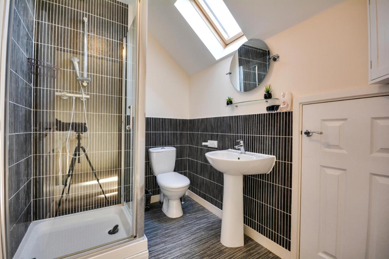 Three Bedroom House In Runcorn By The Lake With Parking By Neofinixdotcom Exteriér fotografie