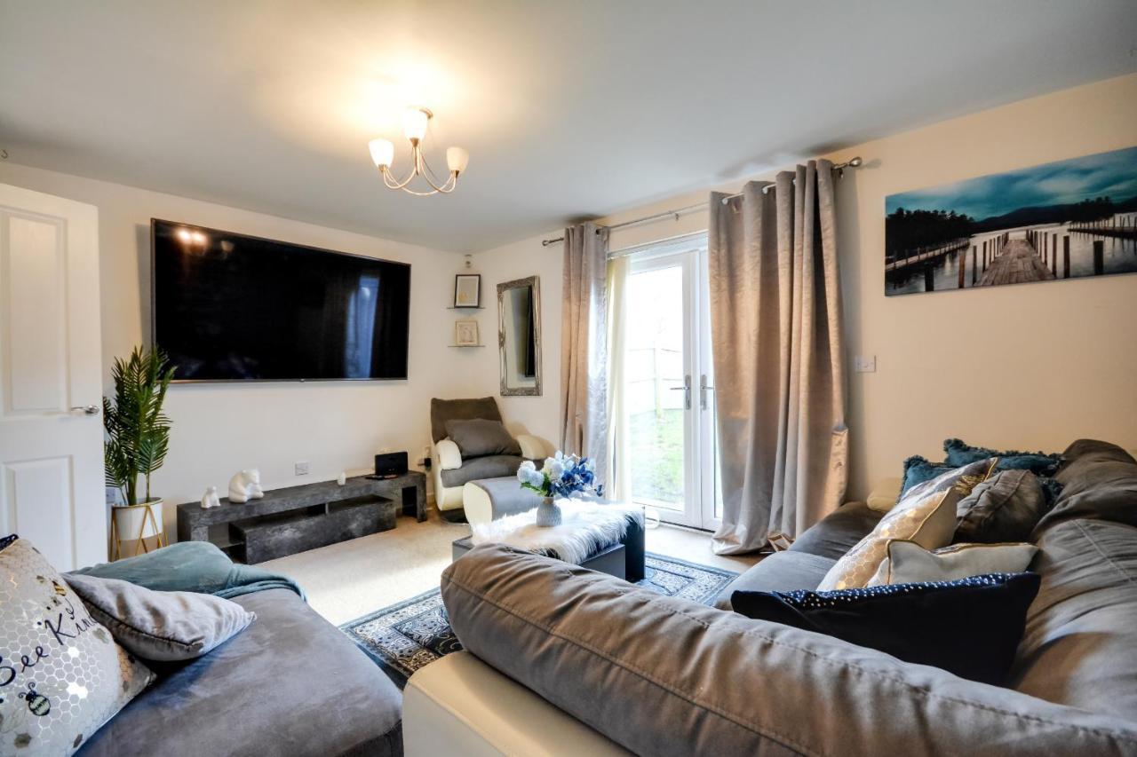 Three Bedroom House In Runcorn By The Lake With Parking By Neofinixdotcom Exteriér fotografie