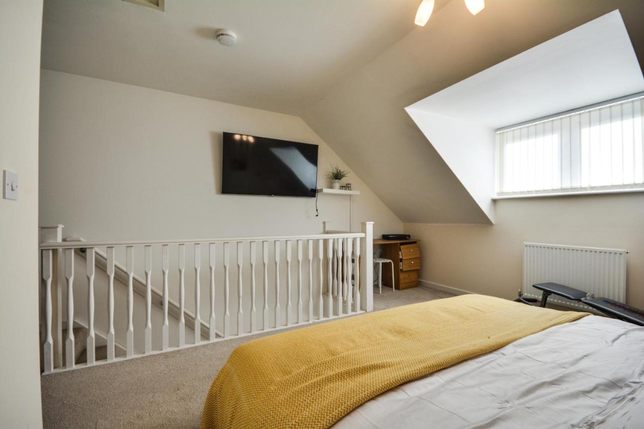Three Bedroom House In Runcorn By The Lake With Parking By Neofinixdotcom Exteriér fotografie
