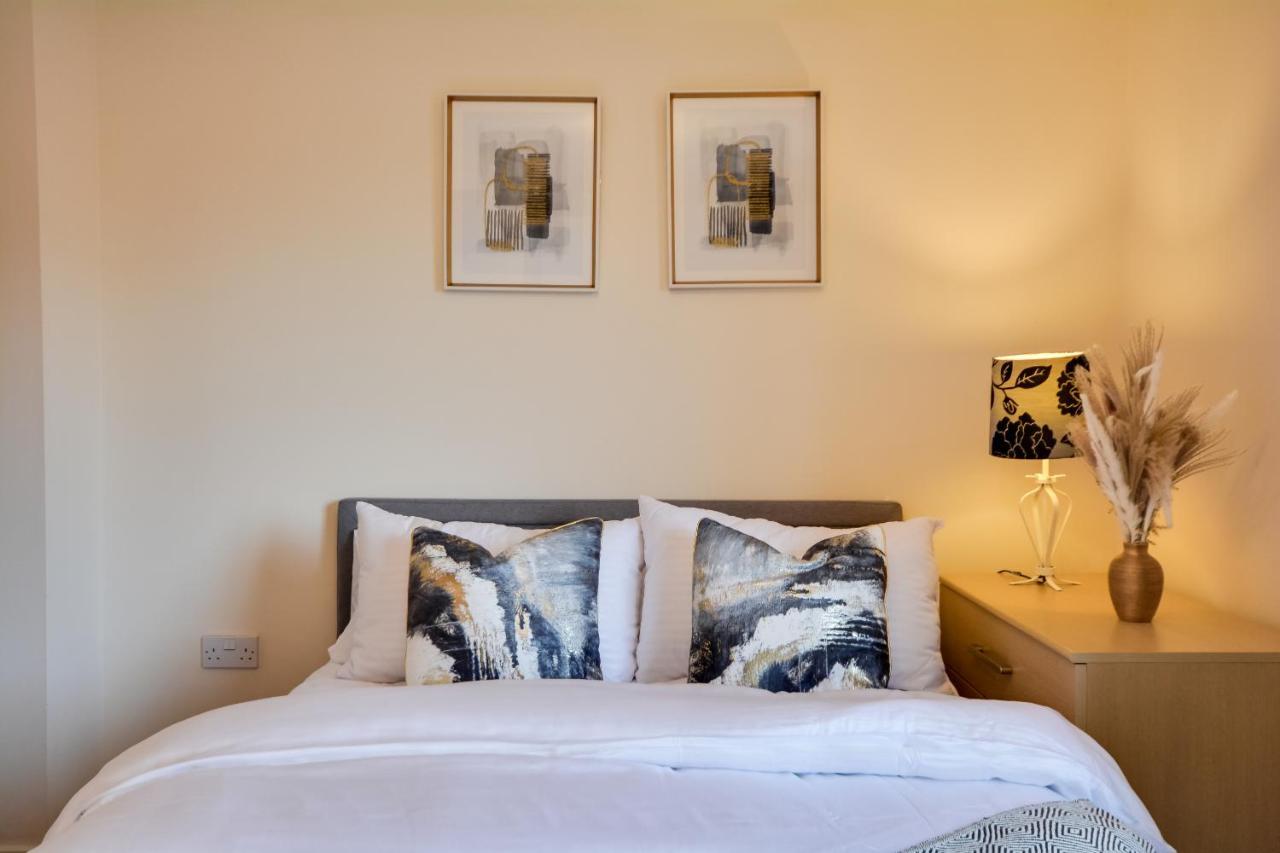 Three Bedroom House In Runcorn By The Lake With Parking By Neofinixdotcom Exteriér fotografie