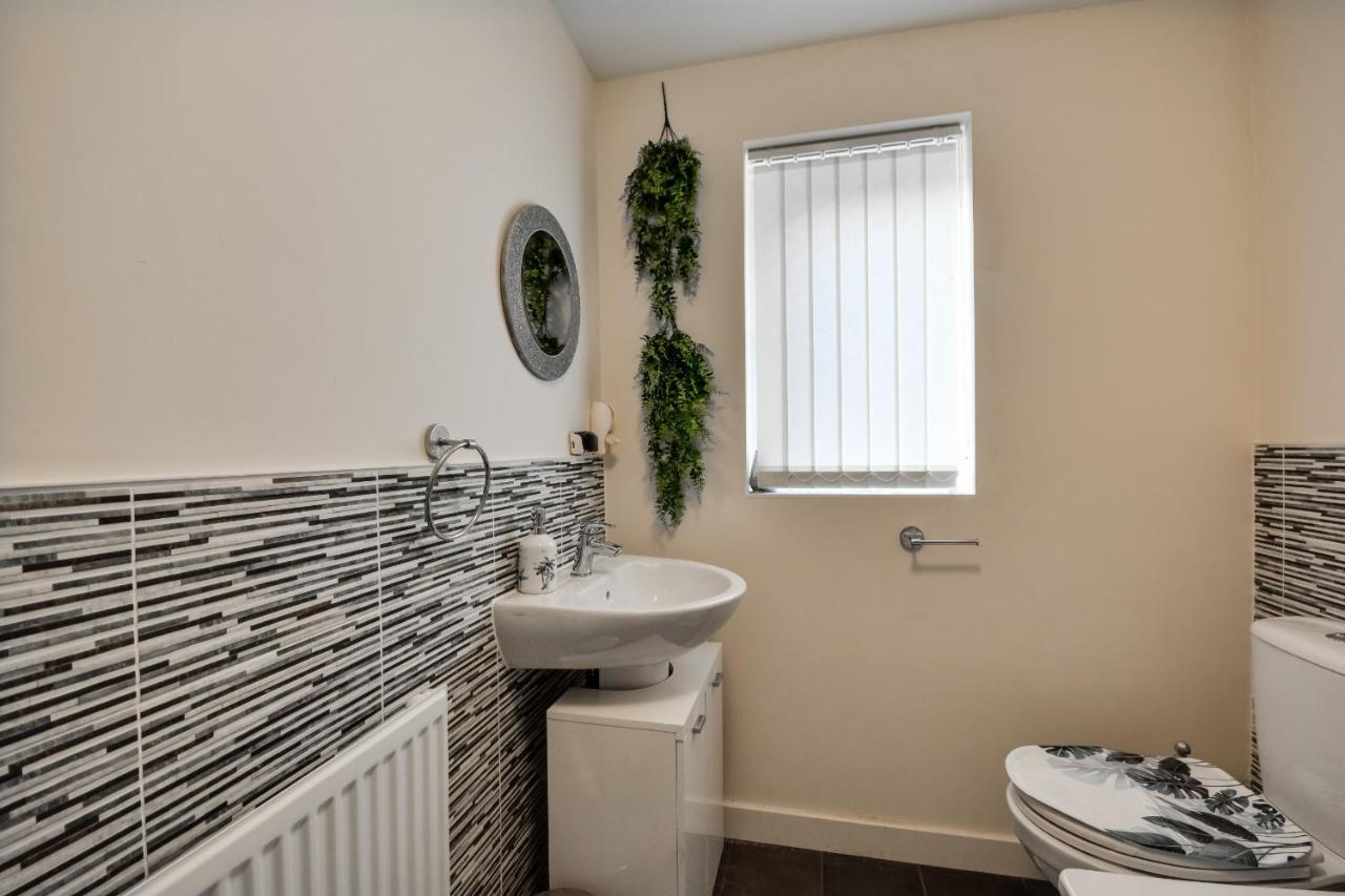 Three Bedroom House In Runcorn By The Lake With Parking By Neofinixdotcom Exteriér fotografie