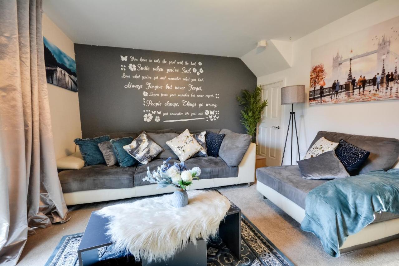 Three Bedroom House In Runcorn By The Lake With Parking By Neofinixdotcom Exteriér fotografie