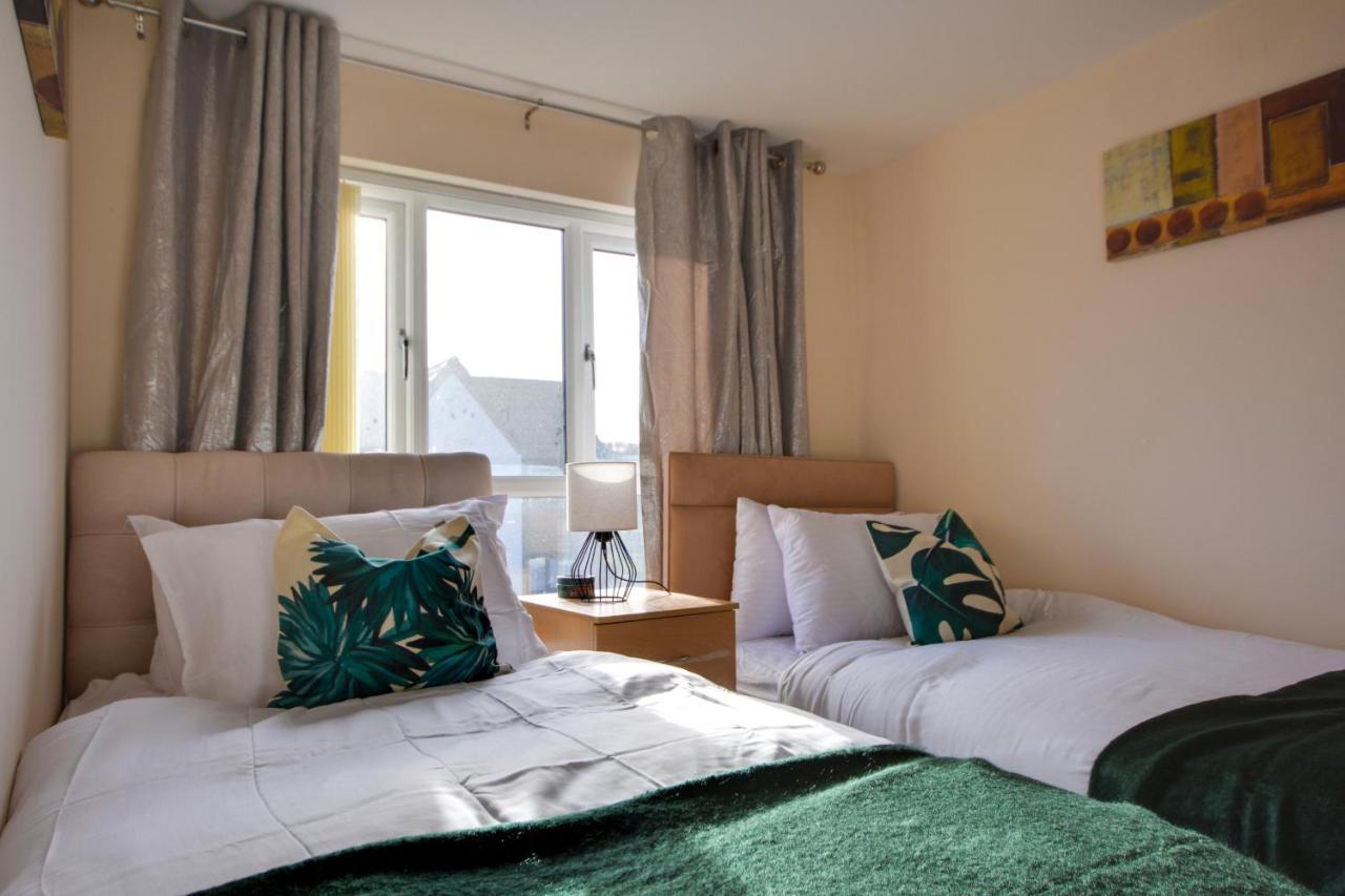 Three Bedroom House In Runcorn By The Lake With Parking By Neofinixdotcom Exteriér fotografie