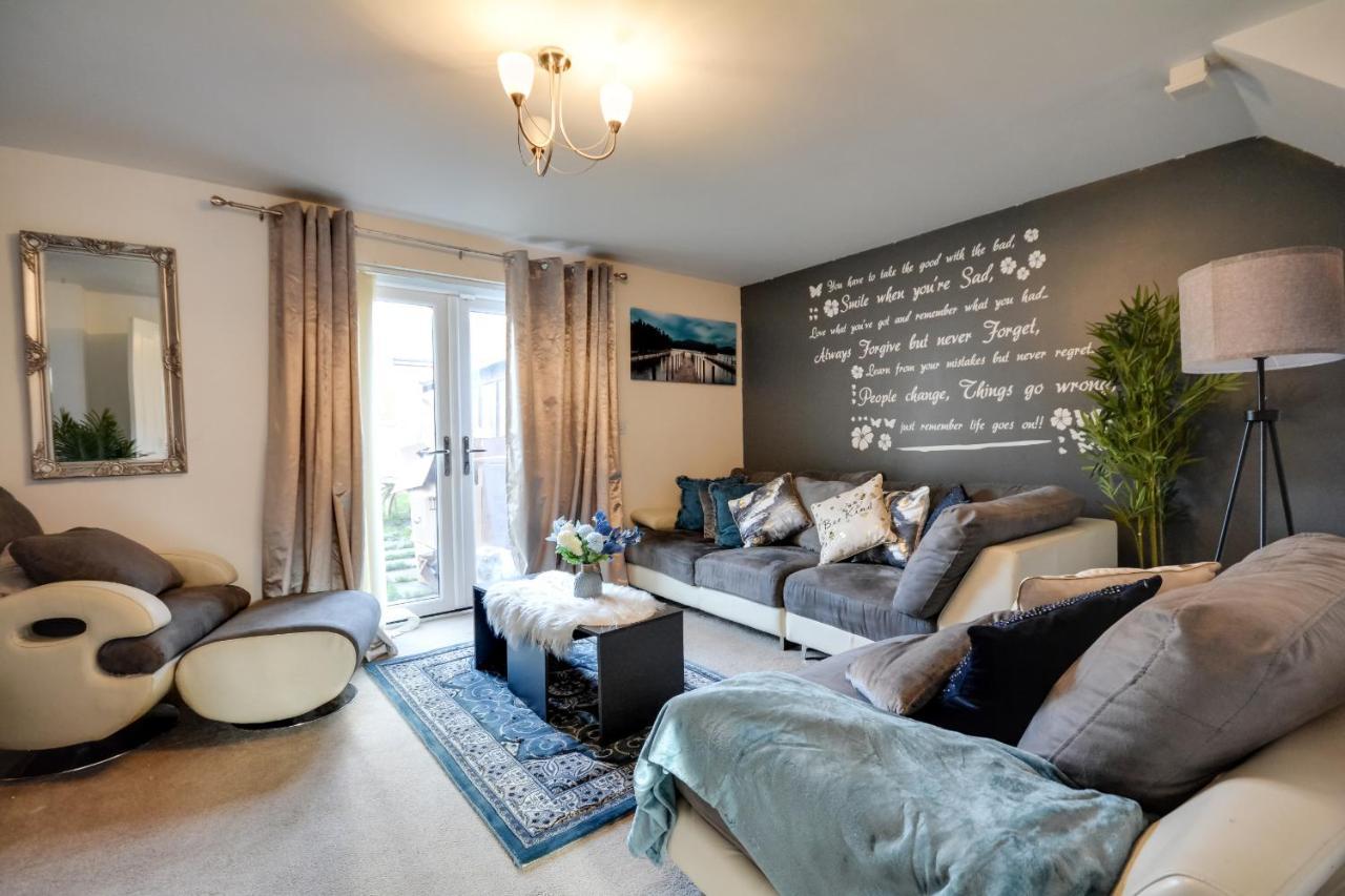 Three Bedroom House In Runcorn By The Lake With Parking By Neofinixdotcom Exteriér fotografie