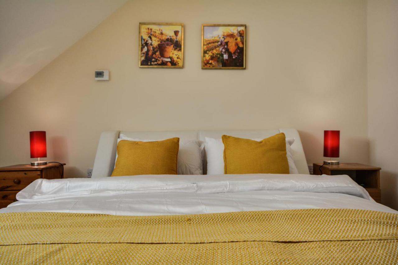 Three Bedroom House In Runcorn By The Lake With Parking By Neofinixdotcom Exteriér fotografie