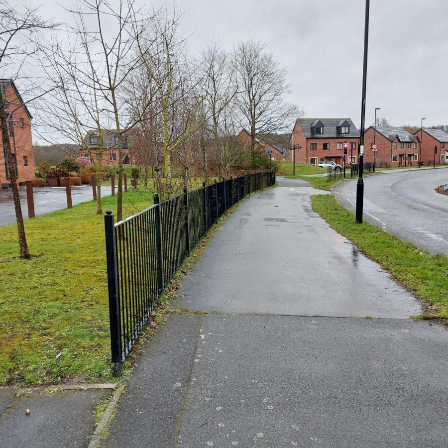 Three Bedroom House In Runcorn By The Lake With Parking By Neofinixdotcom Exteriér fotografie