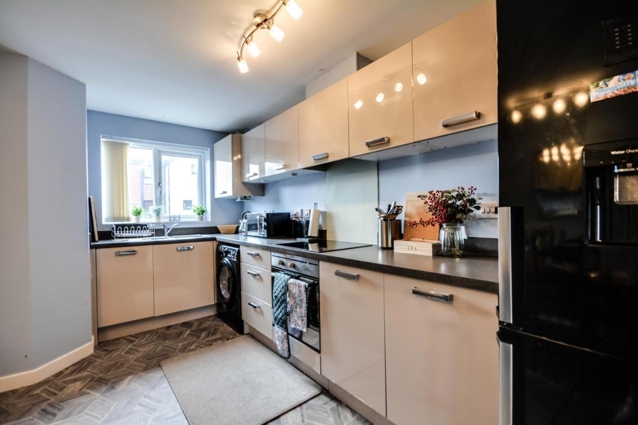 Three Bedroom House In Runcorn By The Lake With Parking By Neofinixdotcom Exteriér fotografie