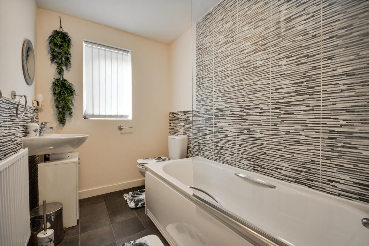 Three Bedroom House In Runcorn By The Lake With Parking By Neofinixdotcom Exteriér fotografie