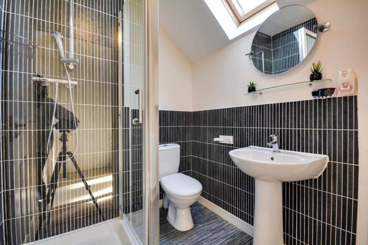 Three Bedroom House In Runcorn By The Lake With Parking By Neofinixdotcom Exteriér fotografie